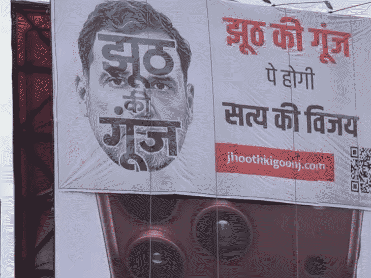 सुबह इंदौर में सड़कों और चौराहों पर इस तरह के पोस्टर नजर आए।