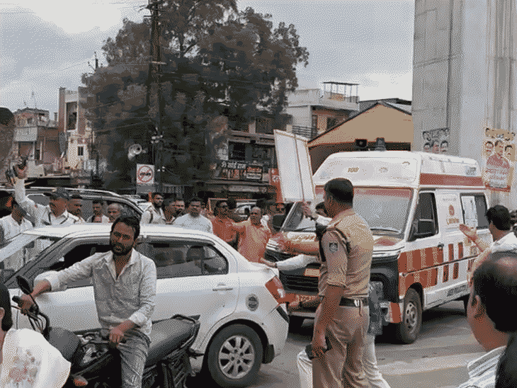 एमआर-10 चौराहे से विजय नगर तक जाम की स्थिति बन गई। एंबुलेंस रेंगती हुई नजर आई।