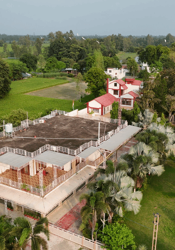 दौलतपुर गांव के बीचो-बीच रामशरण का फार्महाउस और खेत हैं।
