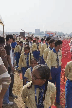 एयर शो देखने के लिए काफी संख्या में स्टूडेंट पहुंचे।
