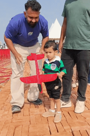 एयर शो देखने के लिए छोटे-छोटे बच्चे अपने पैरेंट्स के साथ पहुंचे। बच्चों के हाथ में प्लास्टिक का हवाई जहाज दिखा।