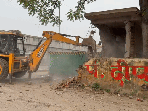 बुलडोजर ने अवैध बने बिल्डिंग को ध्वस्त कर दिया।