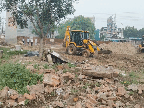 टीम ने कब्रिस्तान की बाउंड्री पर बुलडोजर चलाकर जमीन को कब्जामुक्त कराया।