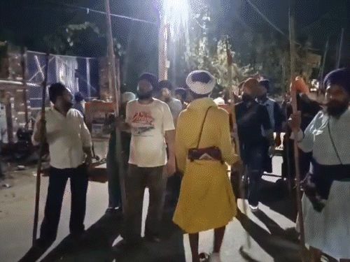 निहंग सिंह पहले धरना दे रहे थे। इसी दौरान दूसरे गुट का निहंग आया जिसके पकड़कर पीटने लगे। पुलिस पहुंची तो लेडी एसएचओ से भी उलझ गए।