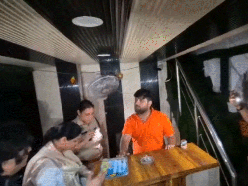 स्पा सेंटर के काउंटर पर पूछताछ करती आयोग चेयरपर्सन।