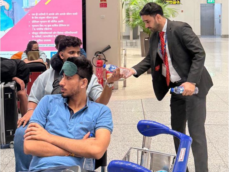 दिल्ली एयरपोर्ट ने बताया कि यात्रियों को जरूरी मदद दी जा रही है।