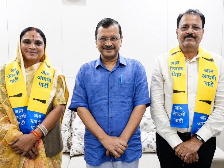 रघुवीर सिंह मीना और उनकी पत्नी ममता मीना की दिल्ली के पूर्व सीएम अरविंद केजरीवाल के साथ पुरानी तस्वीर।