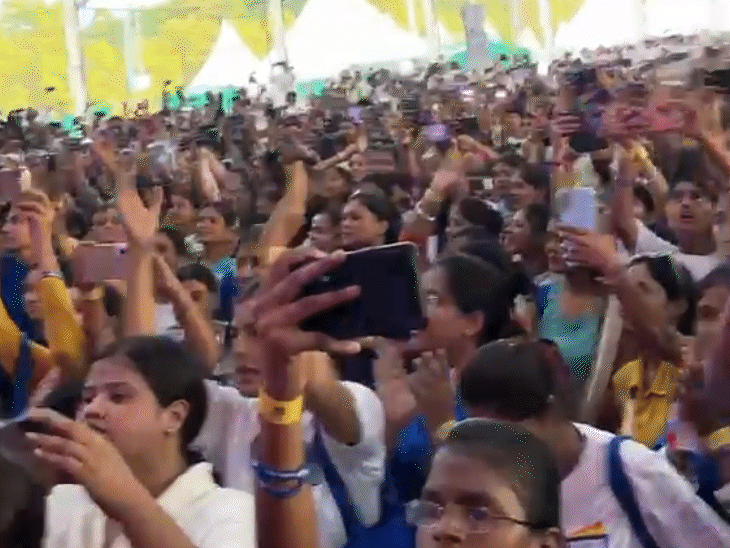 छात्रों की गूंज कार्यक्रम में राहुल गांधी की तस्वीर फोन में कैप्चर करती दिखीं छात्राएं।