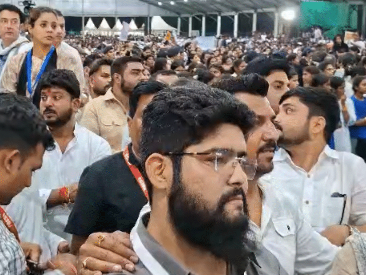 बड़ी संख्या में युवा ‘छात्रों की गूंज’ कार्यक्रम में शामिल हुए। कार्यक्रम स्थल पर छात्रों की भीड़ नजर आई।