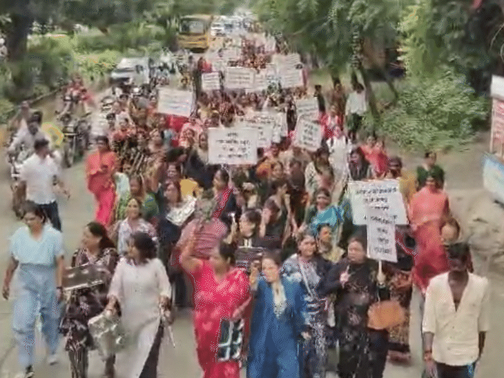 बड़ी संख्या में महिलाएं राहुल गांधी के कार्यक्रम में पहुंचीं। महिलाओं के हाथों में पोस्टर और बैनर थे।