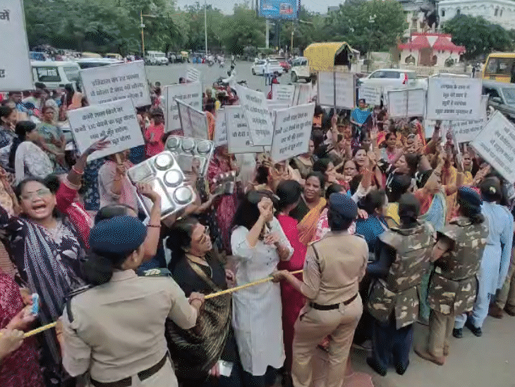 महिलाओं ने ताली-थाली बजाई। पुलिस ने महिलाओं को रोकने की कोशिश की।