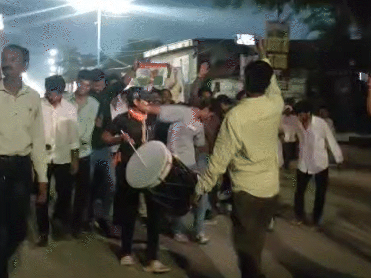 बैंड-बाजे के साथ बड़ी संख्या में लोग कार्यक्रम स्थल पहुंचे, माहौल में दिखा उत्साह।