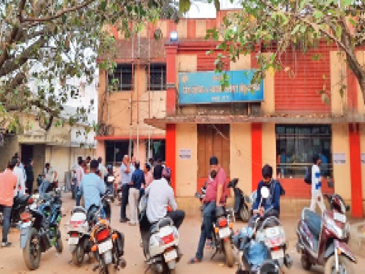 रजिस्ट्री दफ्तर को बिजली कनेक्शन काटने का नोटिस मिला था। लिखित में बकाया जमा करने का आश्वासन के बाद भुगतान के लिए अतिरिक्त समय दिया गया है। - Dainik Bhaskar