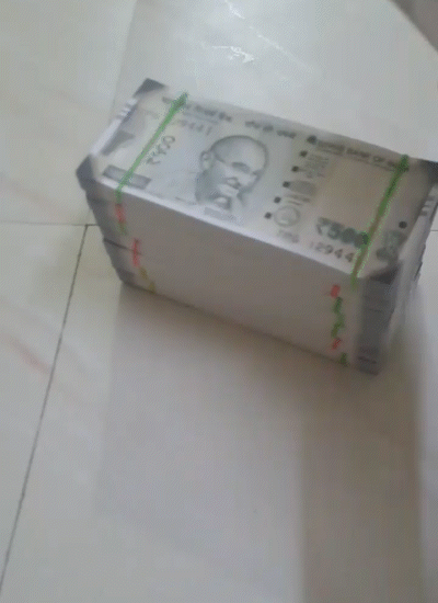 डिलिवरी के लिए तैयार किए जा रहे जाली नोटों के बंडल, ये वीडियो एजेंट ने भास्कर रिपोर्टर को भेजा।