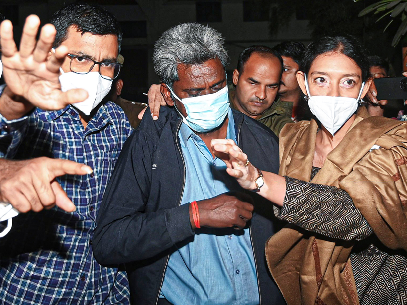 जेल से बाहर आता सुरेंद्र कोली।