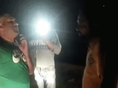 हंगामे के बाद पार्षद अमित फेस नीचे कर खड़े हो गए।