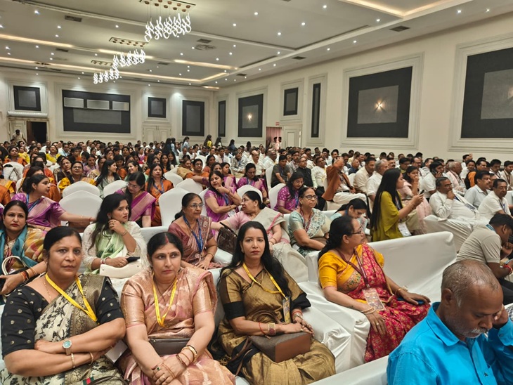 समाज की महिलाएं बड़ी संख्या में हुई शामिल
