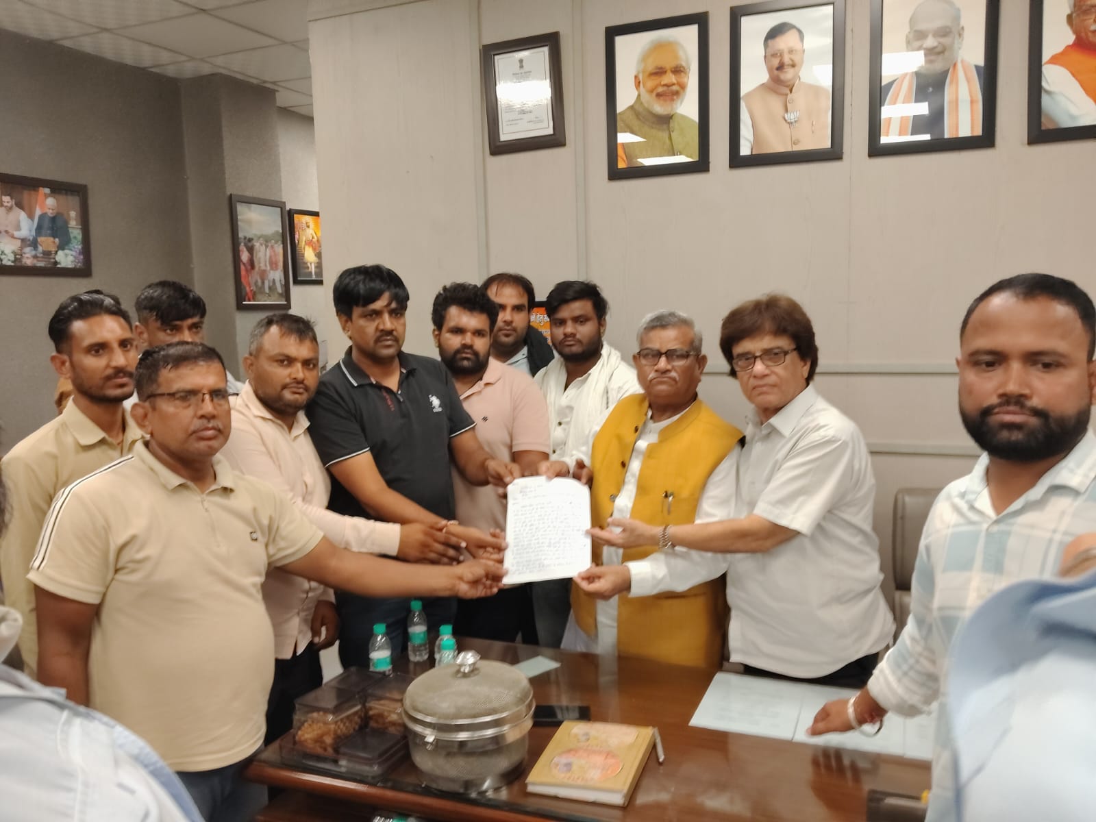 प्रदर्शनकारियों ने विधायक निखिल मदान को ज्ञापन सौंपकर सरकार से उचित किराया तय करने और ड्राइवरों को आर्थिक सुरक्षा देने की मांग की।