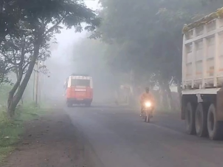 पेंड्रा में सुबह के वक्त कोहरा छाने लगा है। विजिबिलिटी कम होने पर वाहन चालकों को दिन में ही हेडलाइट जलाकर गाड़ी चलाना पड़ रहा है।