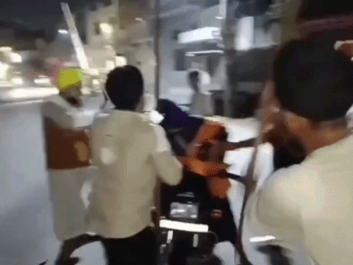 निहंग से मारपीट करते दूसरे गुट के निहंग।