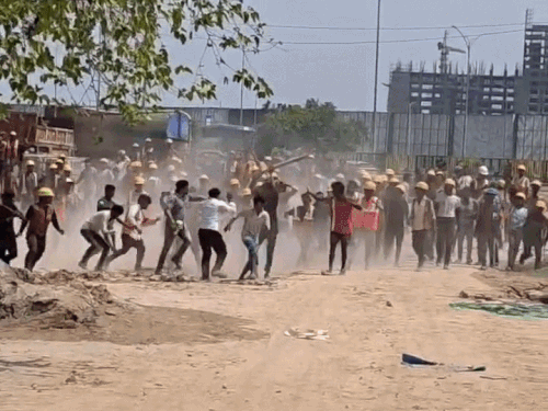 डंडा लेकर कंपनी अधिकारियों के पीछे भागते मजदूर।