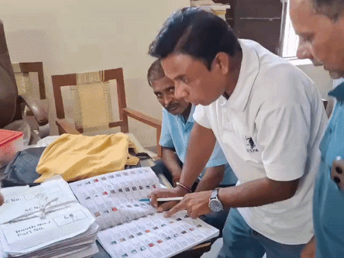 SIR के दौरान काम करते हुए बीएलओ व दूसरे कर्मचारी- फाइल फोटो।