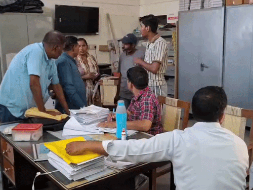 SIR के दौरान काम करते हुए बीएलओ व दूसरे कर्मचारी- फाइल फोटो।