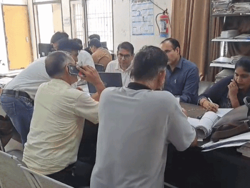 पानीपत में SIR के दौरान काम करते हुए बीएलओ व दूसरे कर्मचारी।(फाइल फोटो) - Dainik Bhaskar