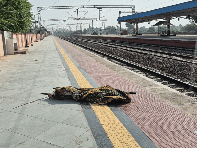 हादसे के बाद युवक के शव को झुंझुनू रेलवे स्टेशन लाया गया