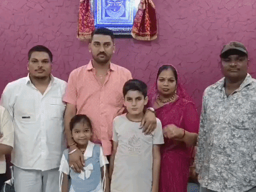 व्यापारी धर्मराज बंजारा अपने पूरे परिवार के साथ।