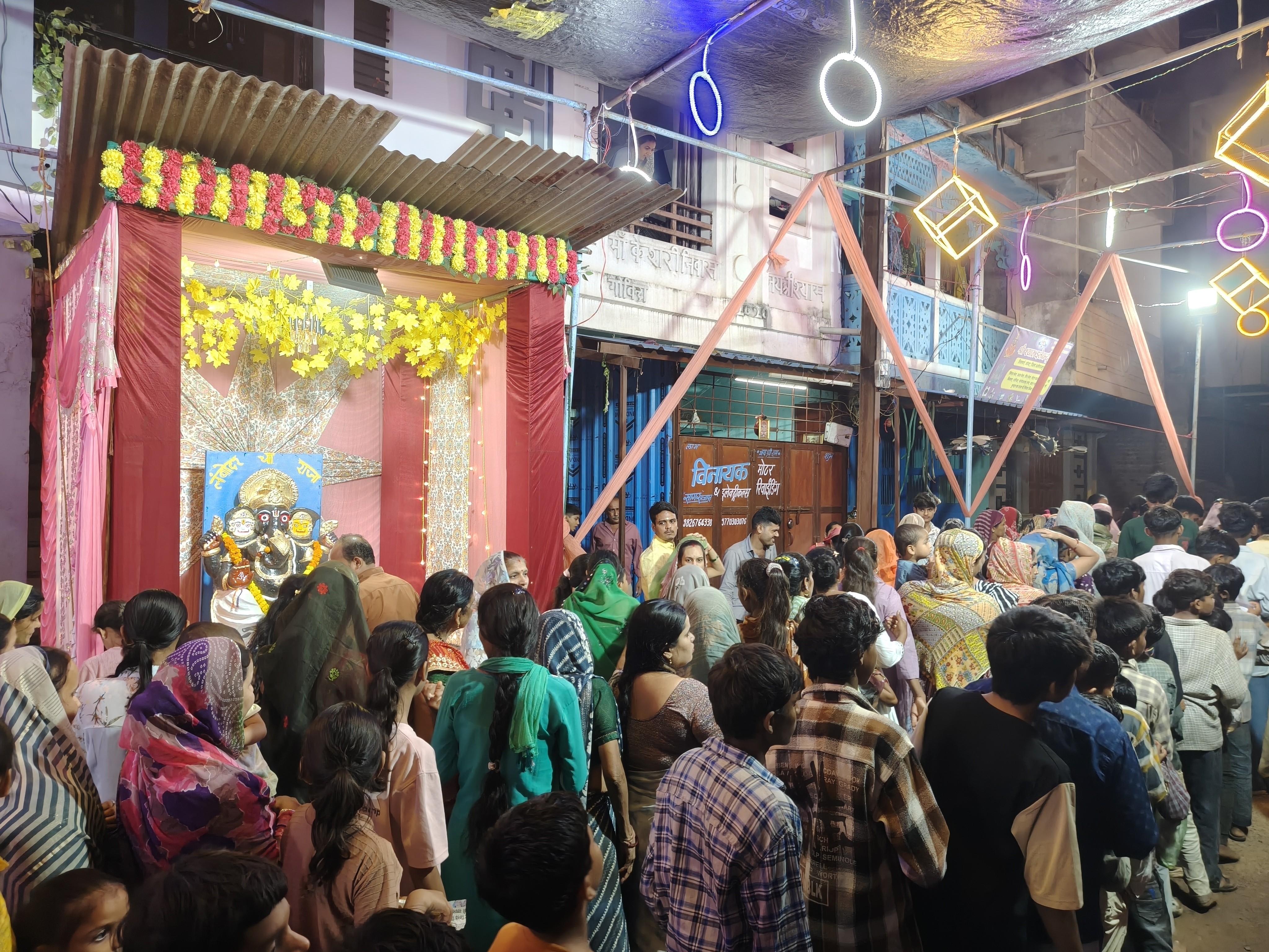 जोबट नगर में आकर्षक पंडाल में विराजे भगवान गणेश।