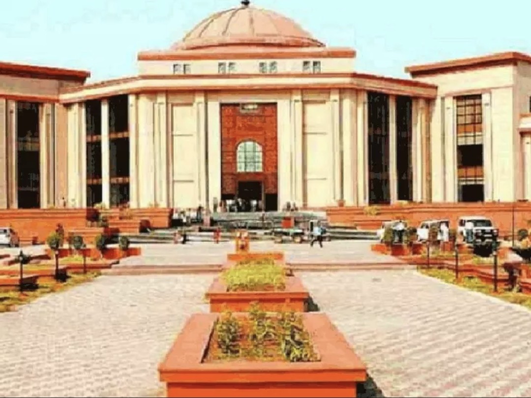 हाईकोर्ट ने आरोपों को तलाक देने के लिए पर्याप्त नहीं माना और पति की अपील खारिज कर दी।