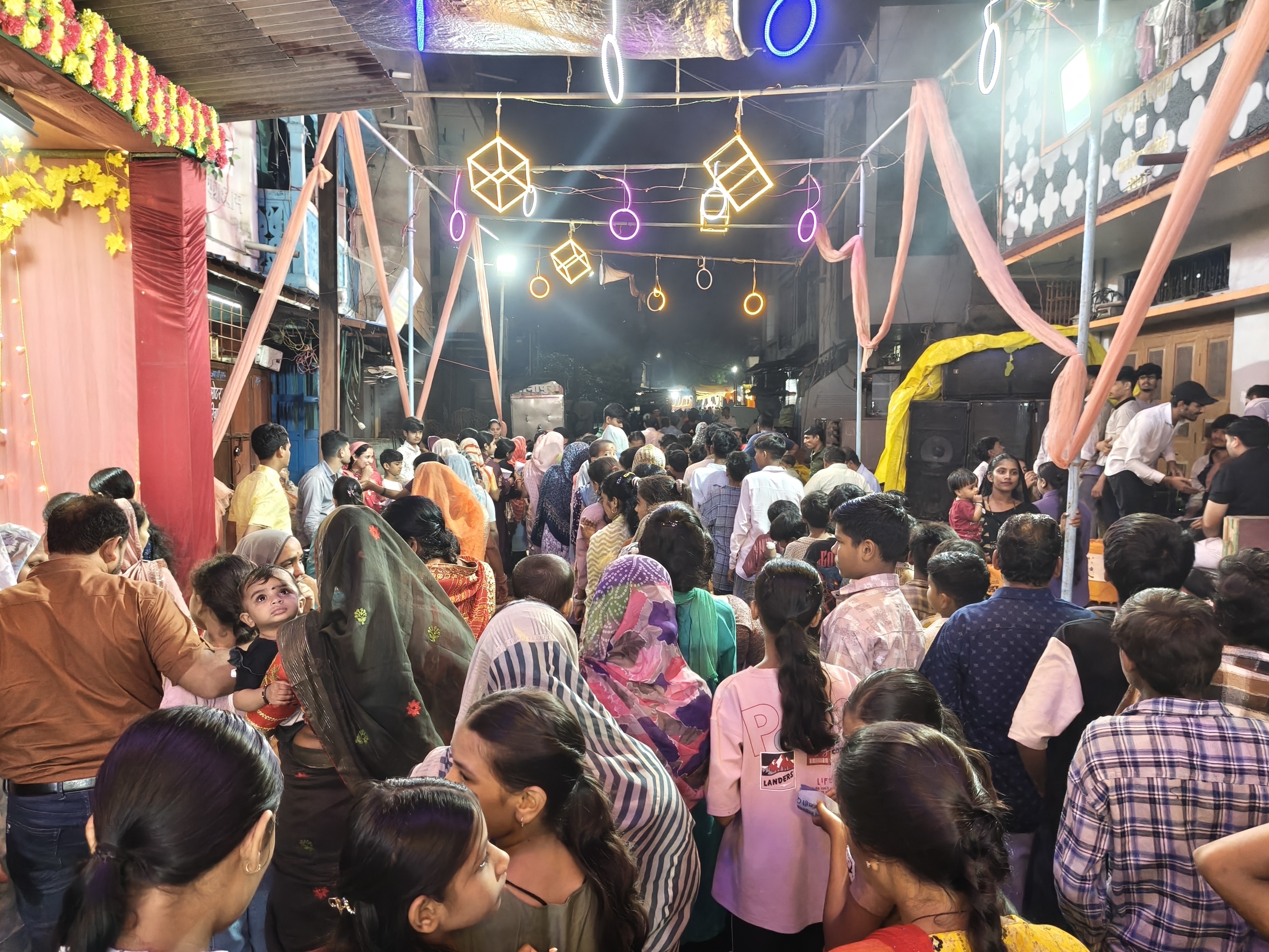 गणेश पंडाल में आरती के दौरान उमड़ी श्रद्धालुओं की भीड़।