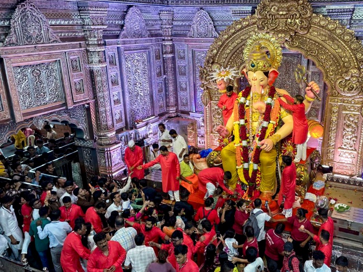 मुंबई में रविवार की शाम 'लालबागचा राजा गणपति पंडाल' में भगवान गणेश की पूजा-अर्चना के लिए इकट्ठा हुए।