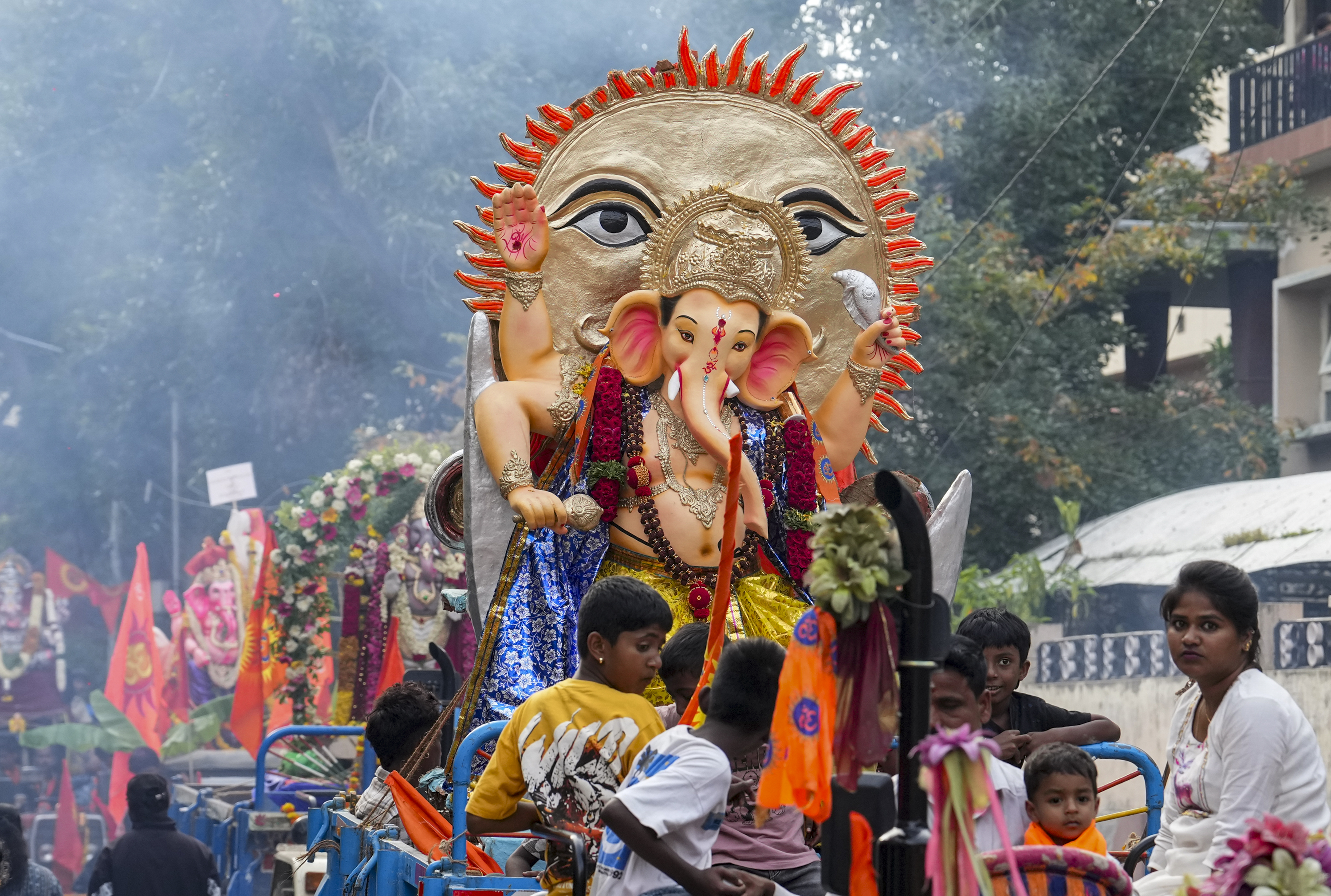 कर्नाटक के बेंगलुरु में लोग भगवान गणेश की मूर्तियों के विसर्जन के लिए जुलूस में शामिल हुए।