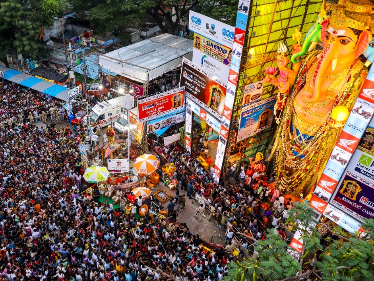 हैदराबाद के खैरताबाद में 'श्री पंचमुख संकटहारा महागणपति' की मूर्ति के दर्शन और पूजा के लिए लोग जमा हुए।