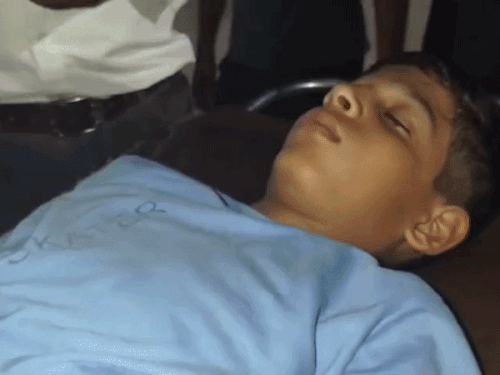 बच्चे को इलाज के लिए बीके अस्पताल लाने के दौरान ।