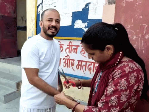 कड़ी चेकिंग के बाद ही अभ्यर्थियों को प्रवेश दिया गया। एक अभ्यर्थी हाथ में धागा बांधकर पहुंचा। जिसे सेंटर के बाहर ही काटा गया।