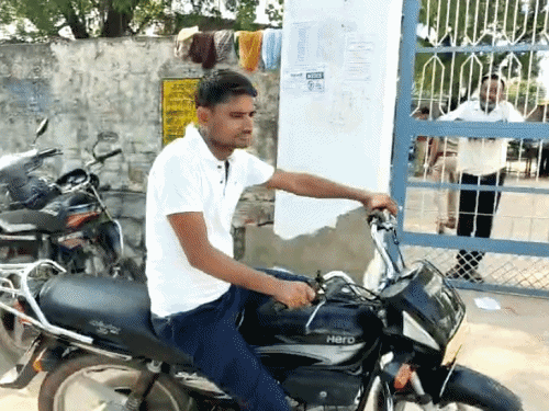 एसआई का एग्जाम देने आए मुंडिया निवासी पप्पू लाल मीणा तीन मिनट लेट हो गया। जिसके कारण उन्हें एंट्री नहीं दी गई। उसके बाद वो वहां से चले गए।