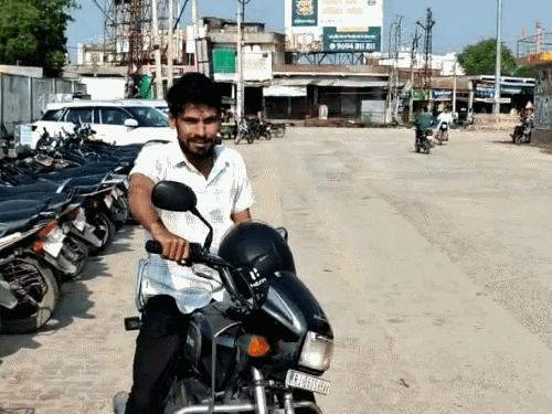 एसआई की परीक्षा देने आए अभ्यर्थी बाबू लाल गुर्जर सेंटर पर पहुंचने में 5 मिनट लेट हो गए। जिससे उन्हें सेंटर में प्रवेश नहीं दिया गया।