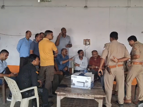 यूपी ATS की टीम ने पुलिसकर्मियों को एनकाउंटर की पूरी जानकारी दी।