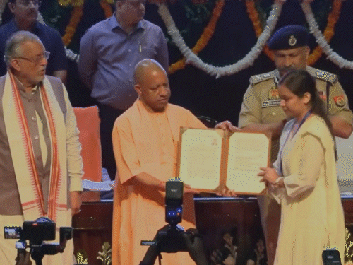 योगी ने लखनऊ में लोकभवन में आयोजित कार्यक्रम में पुलिस में भर्ती हुए 912 अभ्यर्थियों को नियुक्ति पत्र दिए।