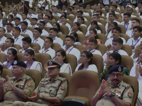 कार्यक्रम में डीजीपी समेत पुलिस विभाग के बड़े अफसर शामिल हुए।