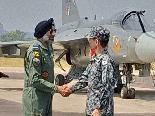 Before take-off, Indian Air Chief Marshal A.P. Singh and JASDF Chief of Staff General Morita Takehiro shook hands.