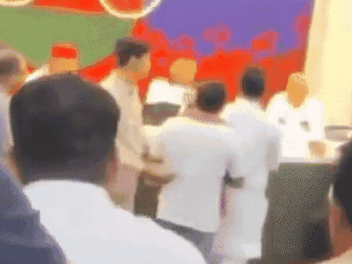 सपा मुख्यालय में अखिलेश के सामने नेता मंजीत यादव और जुगेंद्र यादव आपस में भिड़ गए।