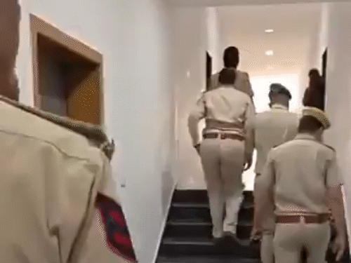 मलसीसर (मंडावा), झुंझुनूं में कांग्रेस पार्षदों की बाड़ाबंदी वाली एक होटल में तलाशी लेती पुलिस।