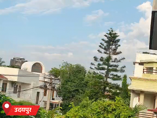 उदयपुर में हल्के बादल छाए रहे, वहीं बीच-बीच में निकली धूप ने भी लोगों को परेशान किया।
