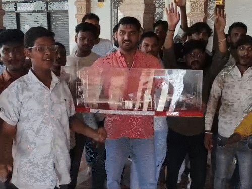 निम्बाहेड़ा निवासी धर्मराज बंजारा 1 किलो 200 ग्राम चांदी से बना जेके सीमेंट प्लांट का मॉडल भेंट किया।
