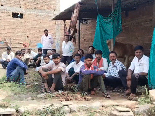 हत्या की वारदात का पता चलते ही ग्रामीण मौके पर पहुंच गए थे।