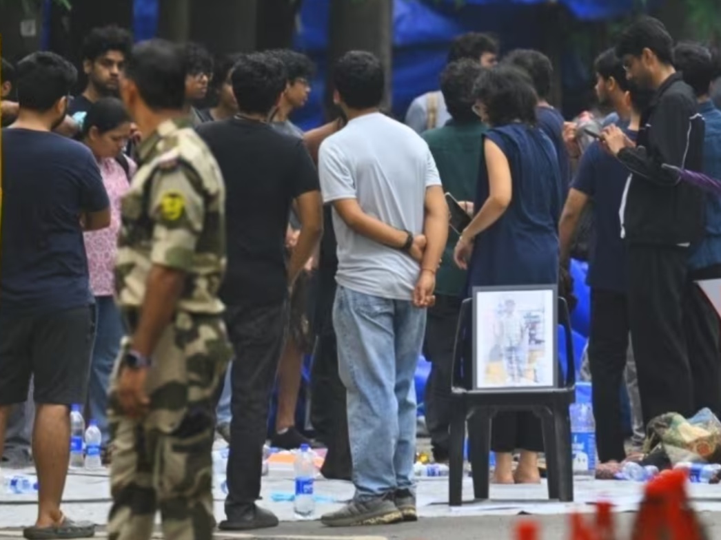 स्टूडेंट की मौत के बाद कैंपस में मुंबई पुलिस तैनात है।  - Dainik Bhaskar